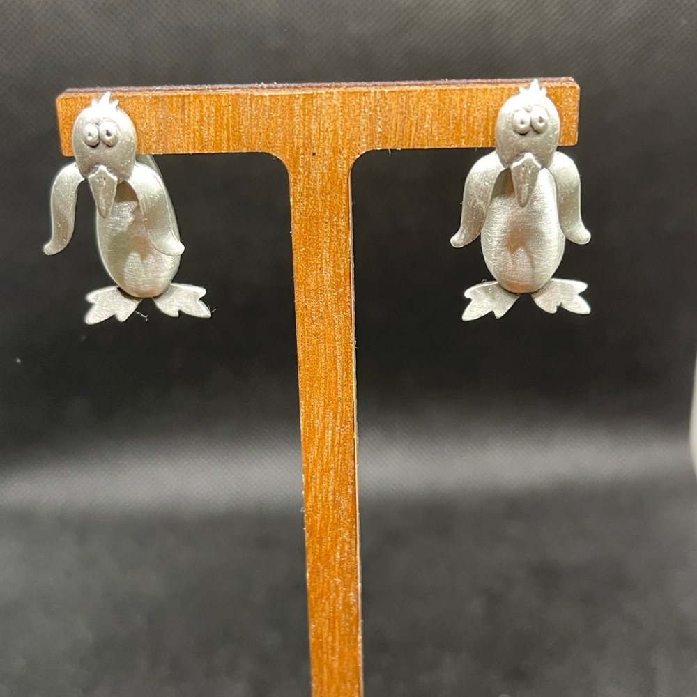 Adorable Vintage JJ penguin earrings